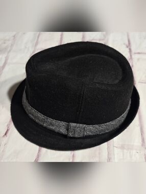 Linea Uomo Classic Black Felt Fedora with Gray Band